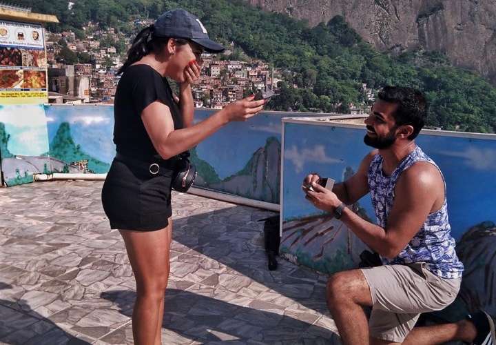Agustín De Gracia le propone matrimonio a Sara Bello en plena favela de Brasil