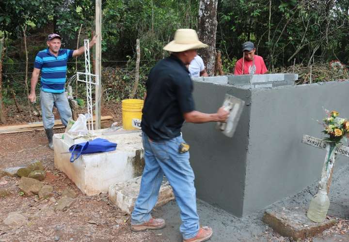 Residentes de Los Algarrobos preparan tumbas para sepultar familia asesinada
