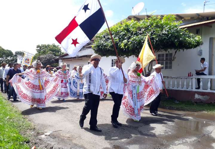 Pocrieños celebran con desfiles sus fiestas patrias