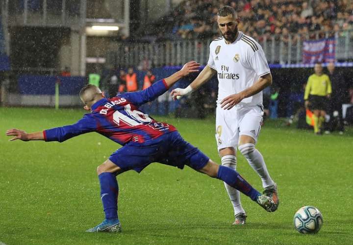  El delantero francés del Real Madrid Karim Benzema (d) disputa un balón con Pablo De Blasis. Foto: EFE