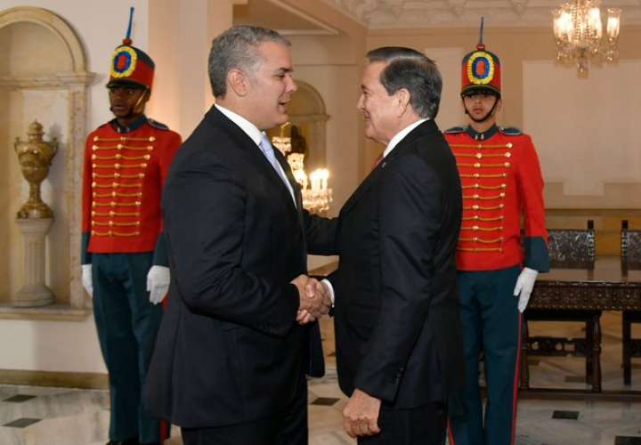 Duque recibe con honores al presidente de Panamá en visita oficial