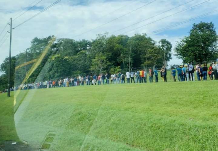 Panameños forman largas filas con la esperanza de conseguir una plaza de empleo