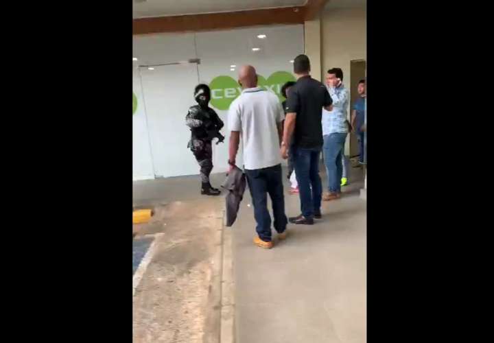Empleados atrapan sujeto que intentó robar dinero de una planilla en La Chorrera