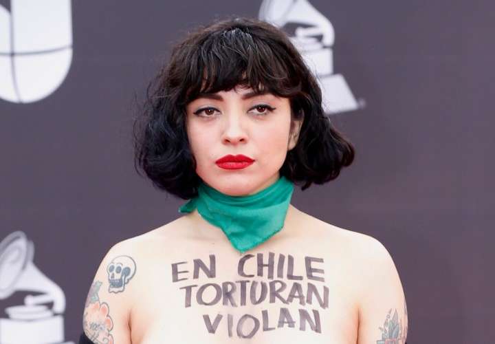Mon Laferte pide justicia para Chile llevando un mensaje en su pecho desnudo 