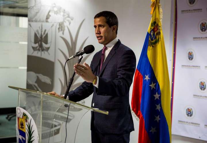 El presidente de la Asamblea Nacional de Venezuela, Juan Guaido, pronuncia un discurso durante un evento político este lunes en Caracas (Venezuela). EFE