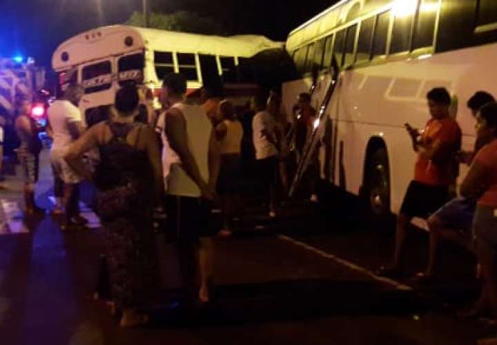 Dos heridos deja choque entre buses en Río Gatún
