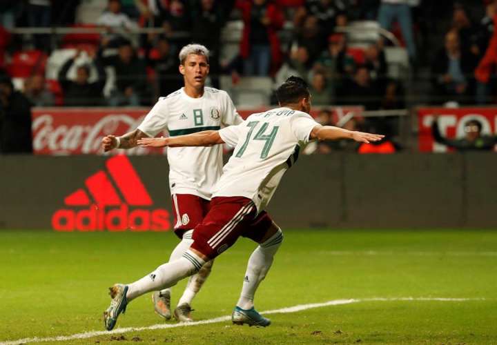 El mexicano Uriel Antuna (d) celebra luego de anotar un gol. /EFE 