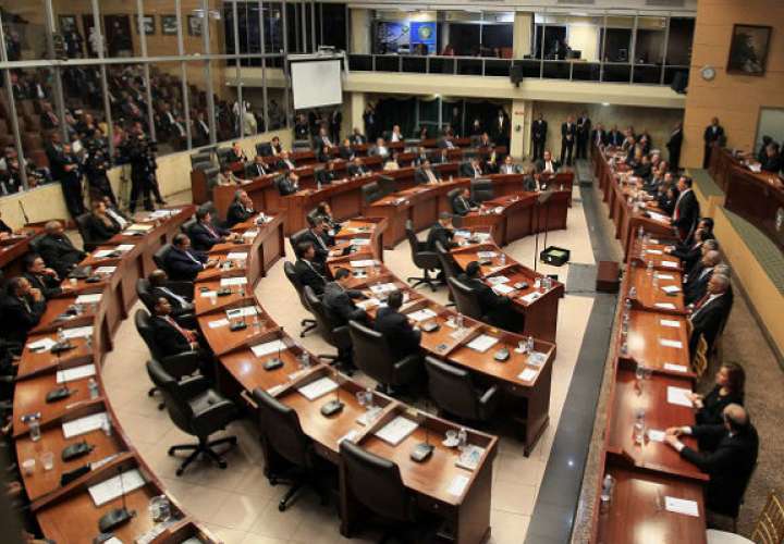 Mayoría de panameños quiere reforma constitucional pero desconfía del proceso