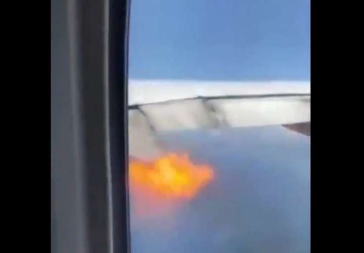 Motor de un avión estalla en llamas en pleno vuelo (Video)