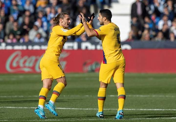  Luis Suárez (d), festeja su gol con Antoine Griezmann. Foto: EFE
