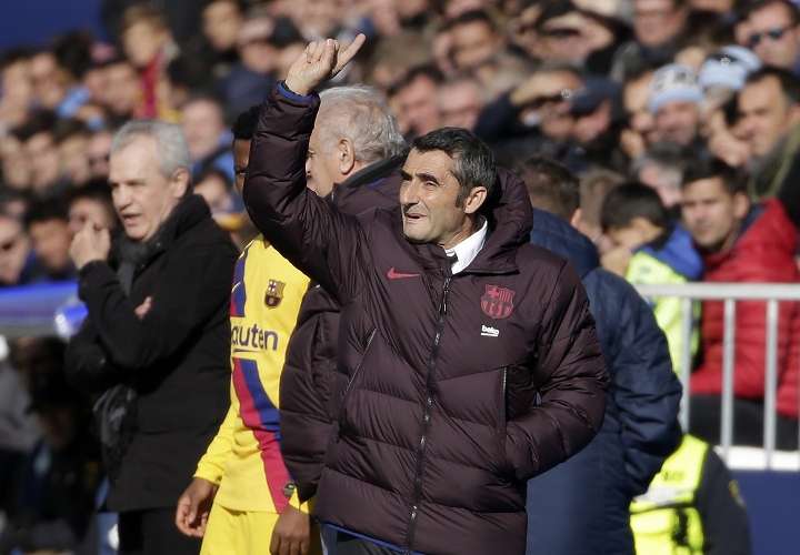 Ernesto Valverde tiene clara la permanente exigencia que rodea al club catalán. Foto:AP