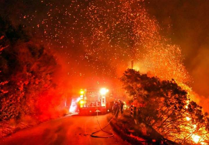 Evacúan a miles de personas en el sur de California por voraz incendio