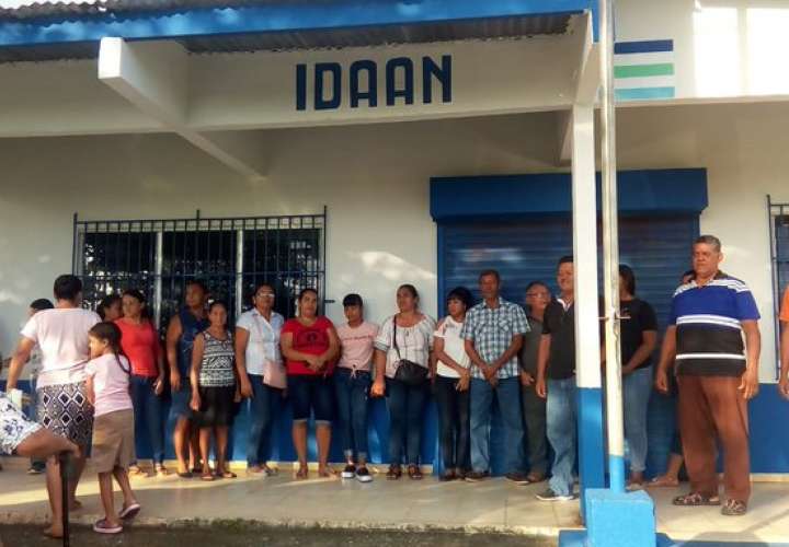 Residentes de Las Margaritas de Chepo se toman sede del Idaan