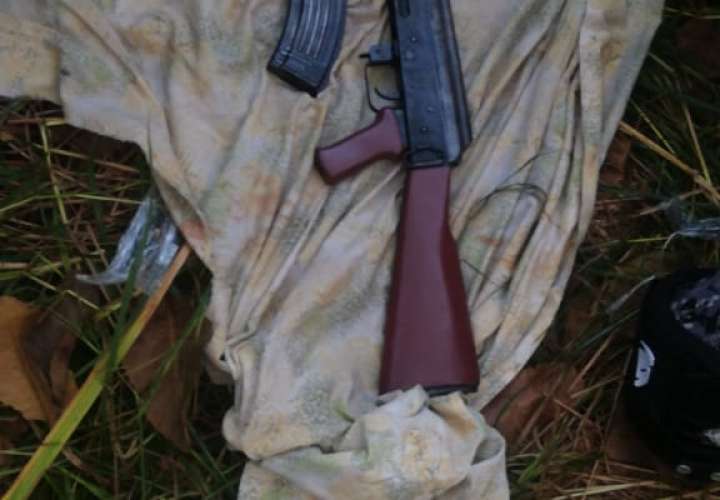 Hallan fusil AK-47 en campamento improvisado 