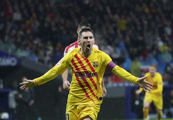 Lionel Messi  celebra su anotación con el Barcelona. Foto: AP