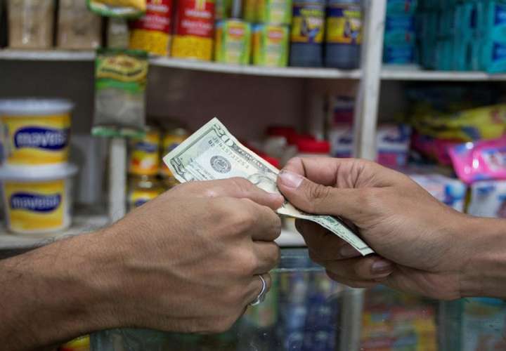 El dólar no frena la hiperinflación que estrangula la economía venezolana