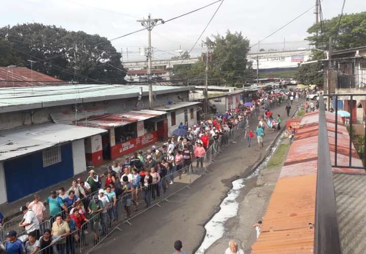 Panameños amanecen para comprar el jamón barato en las naviferias [Video]