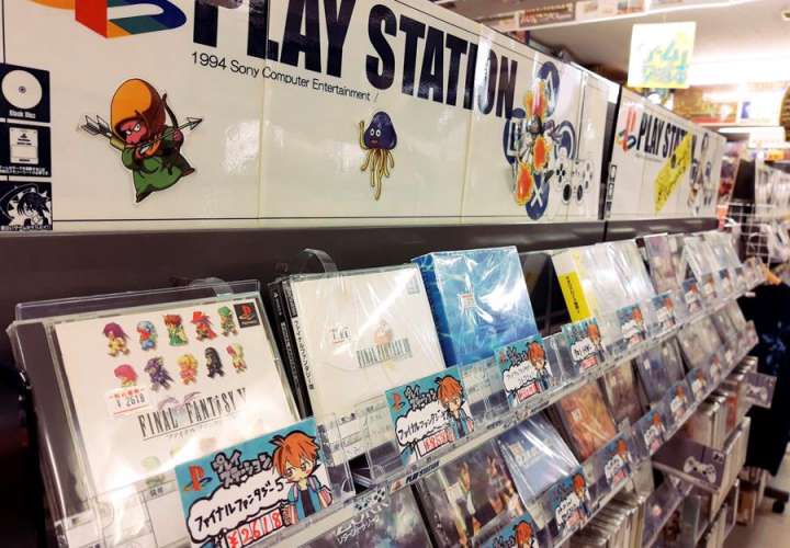 Vista de copias del Final Fantasy en la sección de videojuegos de la PlayStation 1 en la tienda de segunda mano. EFE