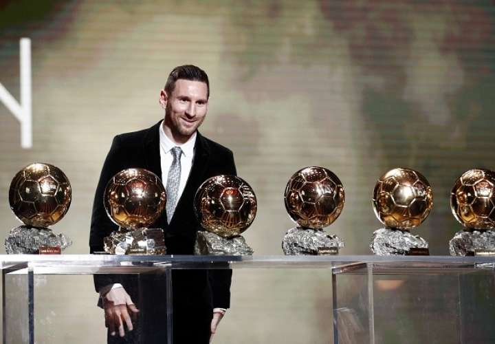 Lionel Messi  posa con sus seis balones. Foto: EFE