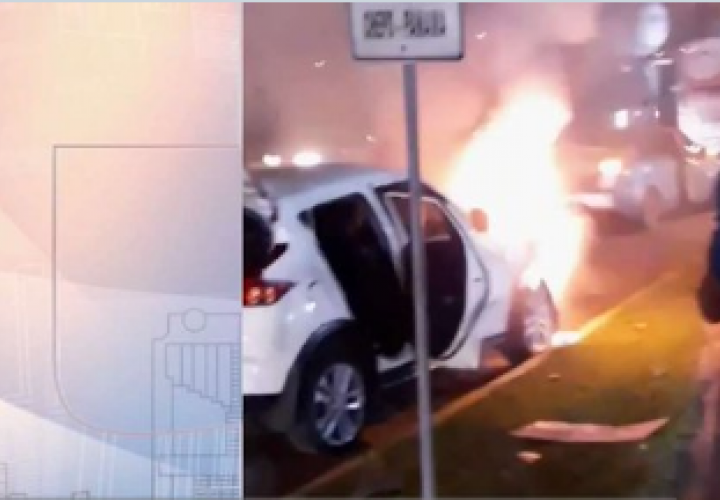 Auto quedó envuelto en llamas en la vía Tocumen [Video]