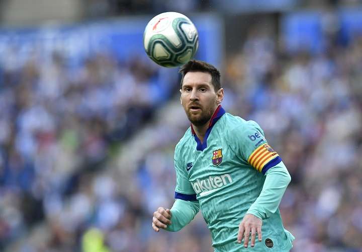 Lionel Messi domina el balón durante un partido de la Liga Española. Foto: AP