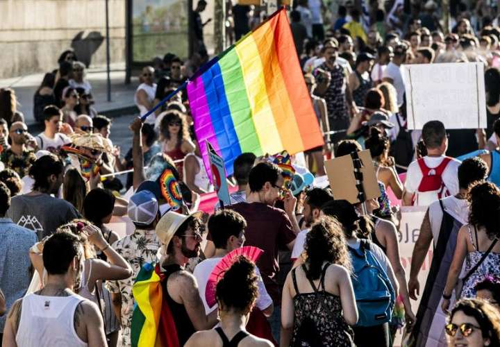 Alemania prohíbe “terapia de conversión” de gays