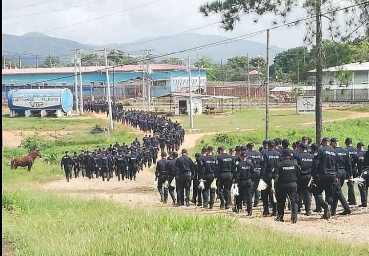 Más de 1,000 policías se toman pabellones de  La Joyita 