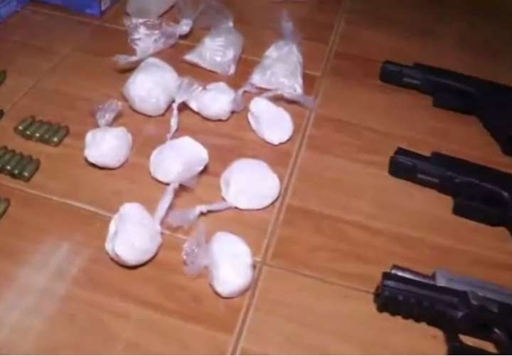 Descubren escondite de armas de grueso calibre y drogas en La Joyita  (Video)