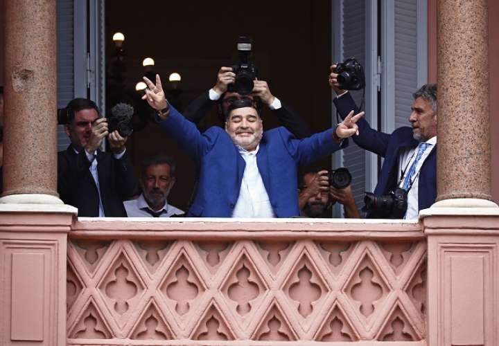 Diego Maradona visitó la Casa Rosada. /EFE