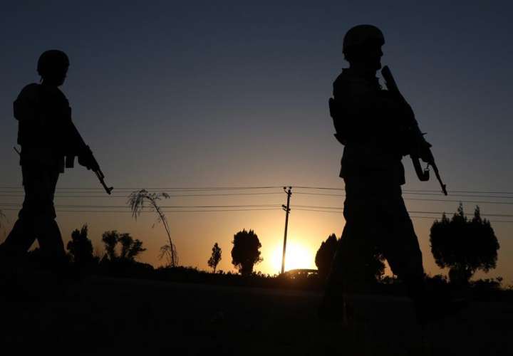 10 soldados afganos muertos en un ataque talibán a un puesto militar