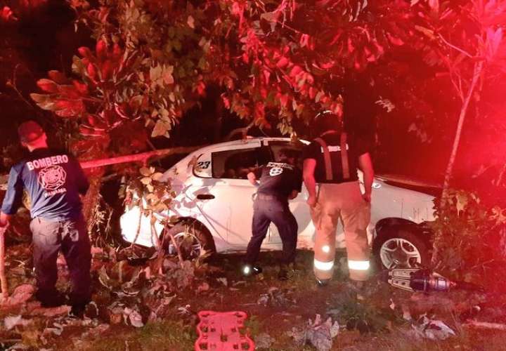 Conductor pierde el control y zampa su vehículo contra los árboles en Ocú
