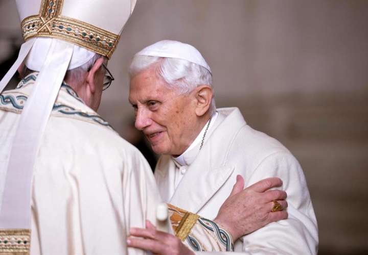 Benedicto XVI exige que retiren su firma del libro que defiende el celibato