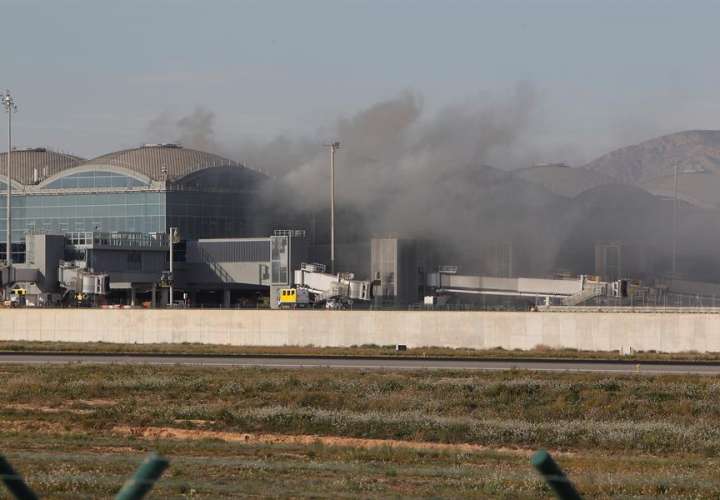 Cerrado el aeropuerto español de Alicante a causa de un incendio en una cubierta