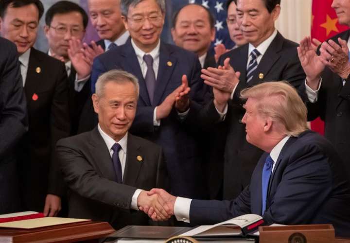 EE.UU. y China sellan la "trascendental" primera fase del acuerdo comercial