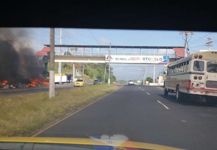 Por una hora incendio de basura crea caos en carretera Panamá Colón