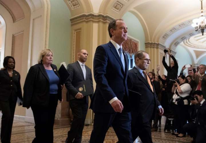 Los encargados de la acusación caminan a la cámara del Senado antes de jurar, en el Capitolio de los Estados Unidos en Washington, DC.  Foto: EFE