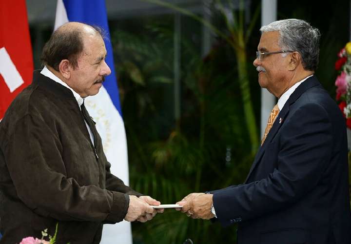 Presenta credenciales ante Daniel Ortega