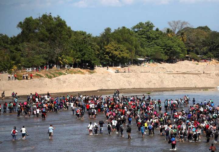 Migrantes cruzan río Suchiate en masa hacia México tras negativa del Gobierno