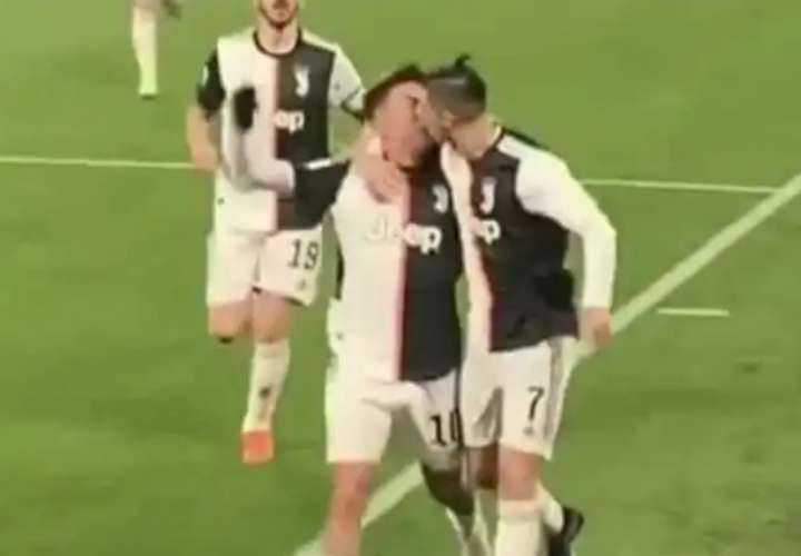 Ronaldo y Dybala al momento del beso. 