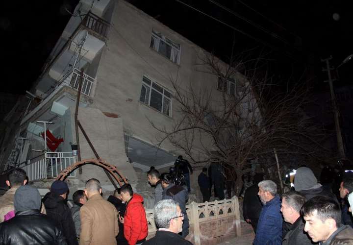 Se incrementa a 18 los muertos por terremoto
