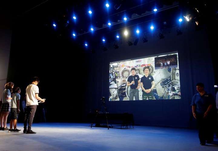 Estudiantes panameños hablan en directo con astronautas en la EEI