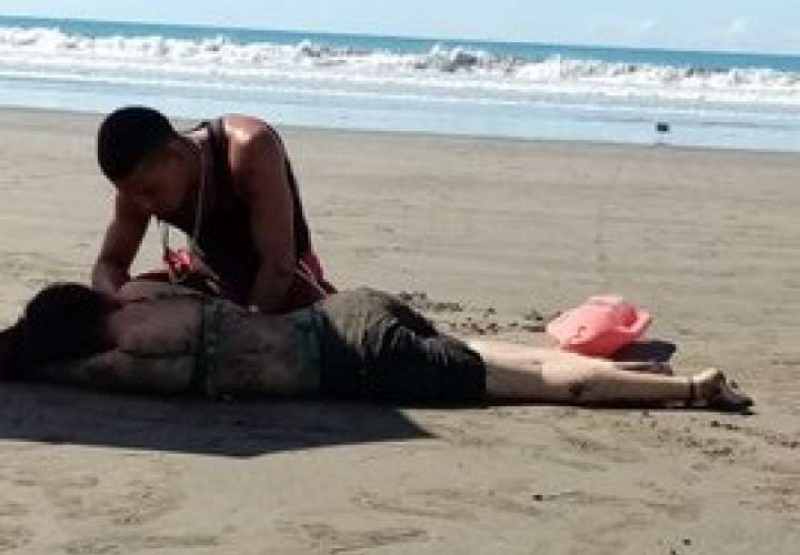 Oleaje arrastra a dos adolescentes en playa Las Lajas