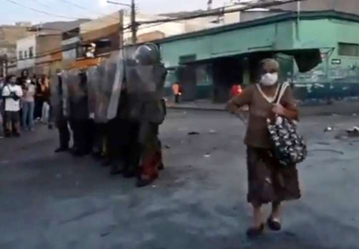 'Abuela revolucionaria" se hace viral tras apoyar protestas en Chile