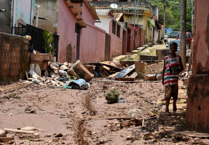 Vista este lunes, de los daños causados por el desbordamiento del río Das Velhas, tras las lluvias torrenciales, en Sabara. EFE
