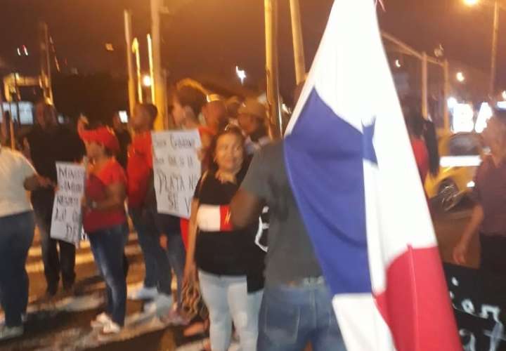 Microempresarios de Colón protestan para exigir pago de indemnizaciones