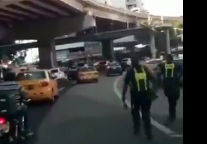 Taxista arrastra a policía de tránsito [Video]