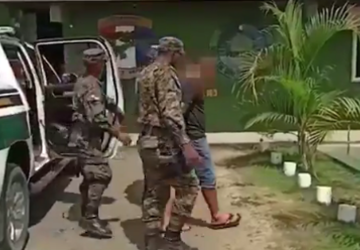 Fronterizos "pescan" a hombre con 60 paquetes de droga en Agua Fría [Video]
