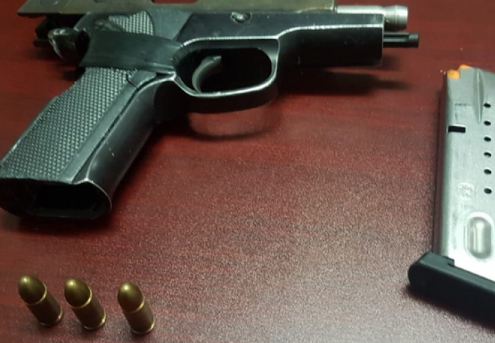 Detienen a adolescente por portar una pistola 9 milímetros en Colón
