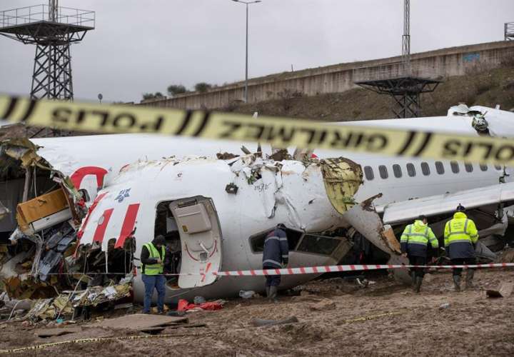 Se elevan a 3 los muertos tras accidente aéreo en Estambul (Video)