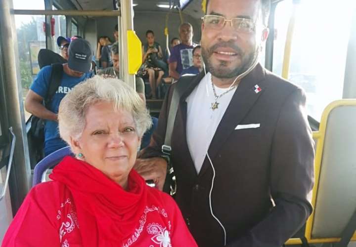 ¡Milagros del metrobús! Se reecuentra con su profesora de primaria tras 40 años